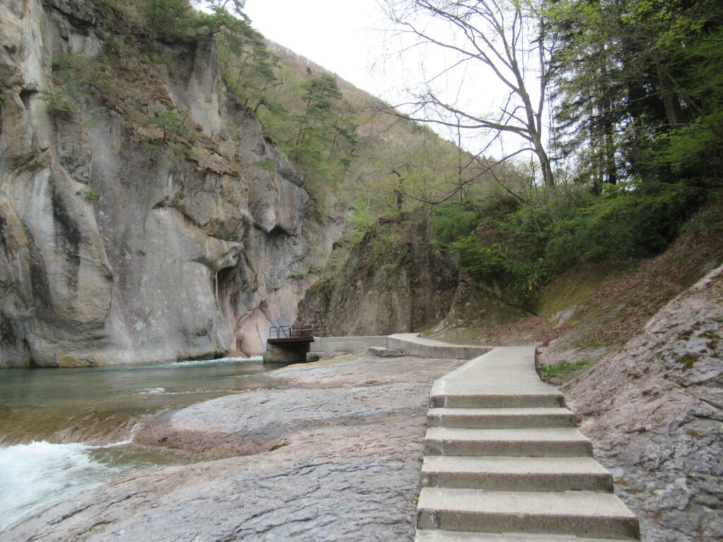 吹割の滝下流の遊歩道と片品渓谷の岩壁