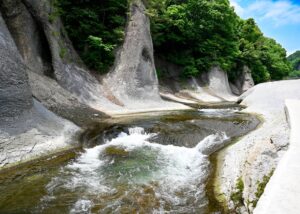 吹割れの滝下流にある鱒飛の滝
