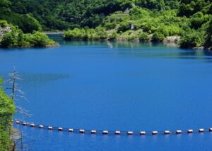 【奥四万湖】大自然の幻想的美しき青「四万ブルー」