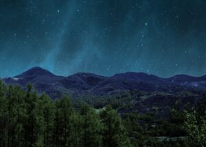 【八ヶ岳高原】星空と水・八ヶ岳高原から見る夜空