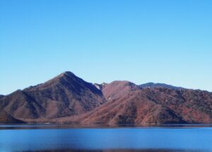 社山と中禅寺湖の風景