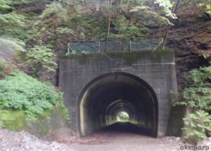 御荷鉾スーパー林道は上野村南牧村村境・湯の沢トンネルをの上を通過する