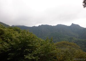 御荷鉾林道は、上野村～南牧村区間は天狗岩しらけ山山麓・烏帽子岳の稜線直下を通過する