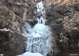 冬の麻苧の滝の氷爆