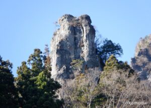 妙義山中ノ嶽神社の御神体岩・轟岩