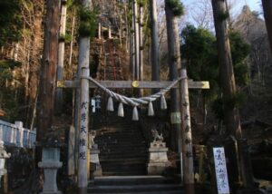 中之嶽神社社殿の入口