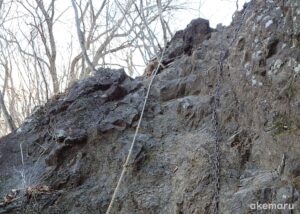 鹿岳コル高原方面岩場の鎖とロープ