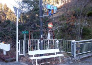 毛無岩登口へのアクセスの93号線201号線「羽根沢バス停分岐地点」