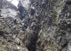 高岩【西上州の山】群馬・高岩の三段チムニーの隙間をクライミングもしくは攀じ登る