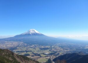朝霧高原を麓にそびえる毛無山から見る富士山とふもとっぱら
