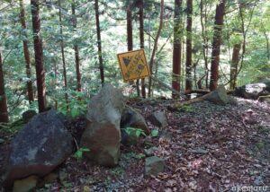 高立一本岩【矢川峠】への山道は落石が多いです。