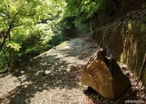 高立一本岩【矢川峠】へは落石が多い林道です。